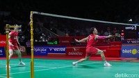Pada laga babak 32 besar, Hee/Gloria menghadapi wakil Cina, Cheng Xing/Zhang Chi. Pertandingan berlangsung ketat dan harus ditentukan melalui rubber game.