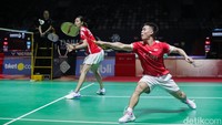 Gim pertama berhasil dimenangi Hee/Gloria dengan permainan agresif dan dominan, 21-13. Namun, pasangan Cina bangkit pada gim kedua dan menang tipis 22-20, sehingga pertandingan berlanjut ke gim penentuan.