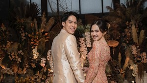 Momen lamaran itu terlihat dalam Instagram El Rumi dan Syifa Hadju. Foto: dok instagram The Bride Story