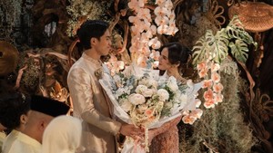 Syifa Hadju pun menuturkan rasa bersyukur karena, acaranya berjalan dengan lancar. Kami sangat bersyukur bisa sampai di tahap ini. Semoga setiap proses ke depan diberi kemudahan dan keberkahan. Mohon doa restunya ya, tutur Syifa Hadju. Foto: dok instagram The Bride Story