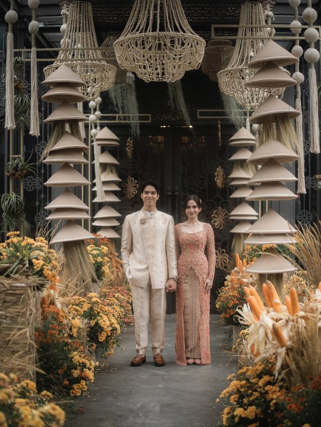 El Rumi dan Syifa Hadju menggelar lamaran setelah satu tahun berpacaran. Mengusung konsep intimate dan elegan dengan nuansa alam, acara berlangsung hangat dengan dihadiri keluarga dan teman dekat. Foto: dok instagram The Bride Story