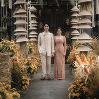 El Rumi dan Syifa Hadju menggelar lamaran setelah satu tahun berpacaran. Mengusung konsep intimate dan elegan dengan nuansa alam, acara berlangsung hangat dengan dihadiri keluarga dan teman dekat. Foto: dok instagram The Bride Story