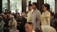 Momen El Rumi didampingi Maia Estianty dan Ahmad Dhani saat memasuki lokasi lamaran dan bertemu dengan keluarga Syifa Hadju. Foto: dok instagram The Bride Story