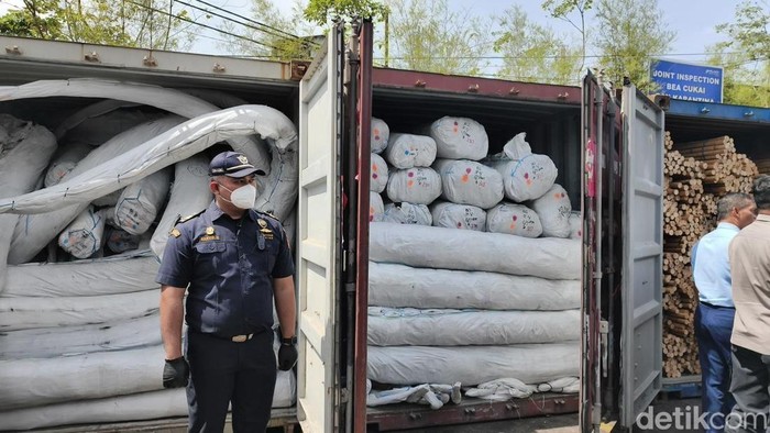 Empat kontainer rotan ilegal diamankan Bea Cukai Kalbagbar.