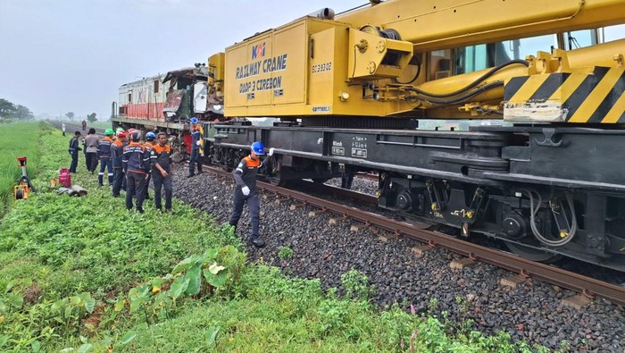KA Menoreh Tabrak Truk di Cirebon, Asisten Masinis Terluka