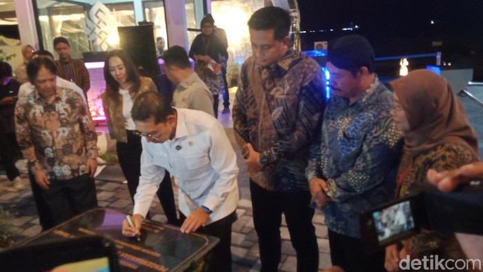 Menteri Kebudayaan RI Fadli Zon saat mengunjungi kompleks Candi Plaosan, Klaten, Rabu (21/1/2026).