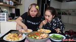 8 Potret Farida Nurhan Mukbang yang Paling Banyak Ditonton di YouTube