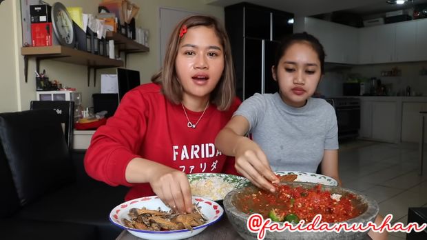 Farida Nurhan Konten mukbang di YouTube Farida Nurhan