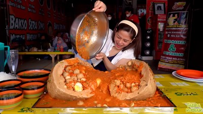8 Potret Farida Nurhan Mukbang yang Paling Banyak Ditonton di YouTube