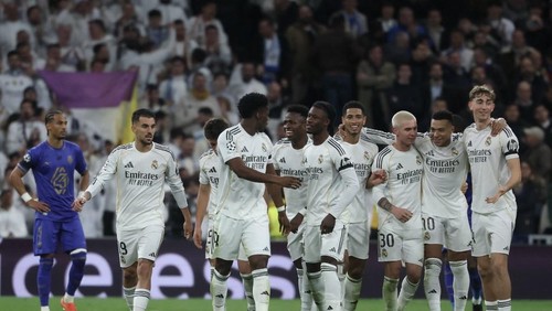 Real Madrids Brazilian forward #07 Vinicius Junior (C) celebrates with teammates after scoring his teams fifth goal during the UEFA Champions League league phase day 7 football match between Real Madrid CF and AS Monaco at Santiago Bernabeu Stadium in Madrid on January 20, 2026. (Photo by Pierre-Philippe MARCOU / AFP)