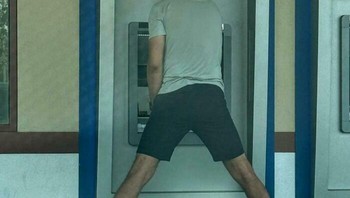 Ketika orang tinggi mengambil uang di ATM. Foto: Demilked