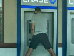 Deretan Foto Kocak Masalah Hidup Orang Tinggi, Asli Relate Banget!