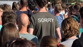 Orang tinggi ketika di konser. Tidak enak hati dengan sekitarnya sehingga mengenakan kaos bertuliskan kata Sorry. Foto: Demilked
