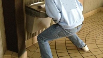 Saat orang tinggi minum. Foto: Demilked