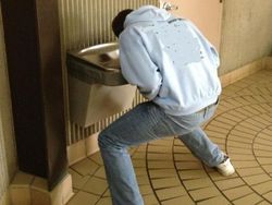 Deretan Foto Kocak Masalah Hidup Orang Tinggi, Asli Relate Banget!