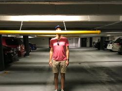 Deretan Foto Kocak Masalah Hidup Orang Tinggi, Asli Relate Banget!