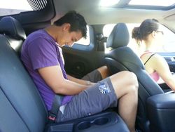 Deretan Foto Kocak Masalah Hidup Orang Tinggi, Asli Relate Banget!