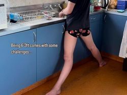 Deretan Foto Kocak Masalah Hidup Orang Tinggi, Asli Relate Banget!