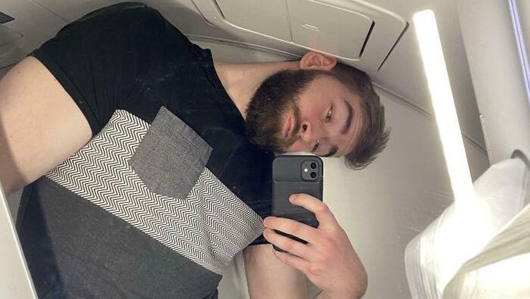 Deretan Foto Kocak Masalah Hidup Orang Tinggi, Asli Relate Banget!