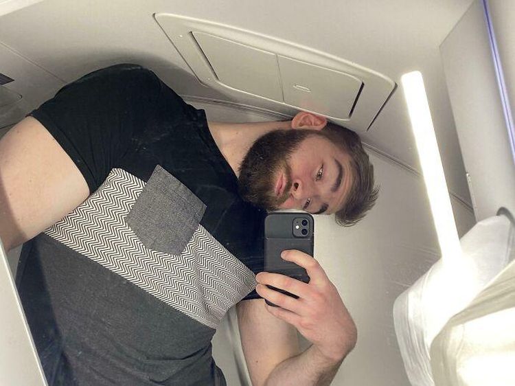 Deretan Foto Kocak Masalah Hidup Orang Tinggi, Asli Relate Banget!