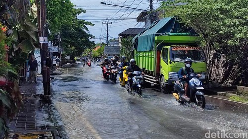 Genangan air akibat hujan deras mengakibatkan kawasan Jalan Gunung Salak, Denpasar, Bali, Rabu (21/1/2026). (Foto: Ahmad Firizqi Irwan/detikBali)