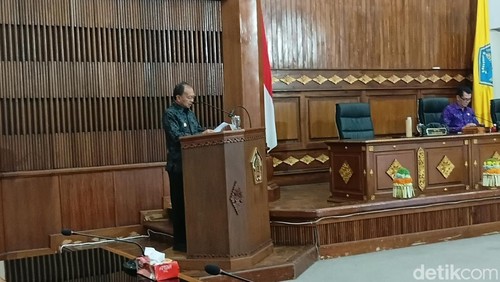 Gubernur Bali Wayan Koster memaparkan kinerja BPD Bali dalam Rapat Paripurna DPRD Bali, Rabu (21/1/2026).