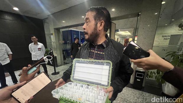 Hakim Mahkamah Konstitusi (MK) Anwar Usman angkat bicara mengapa sering tak hadir dalam sidang MK. Ia mengaku sakit sejak awal 2025. (Adhfar AS/detikcom)