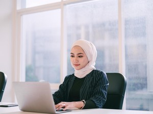 Bolehkah Istri Membantu Suami Mencari Nafkah? Ini Pandangan Islam