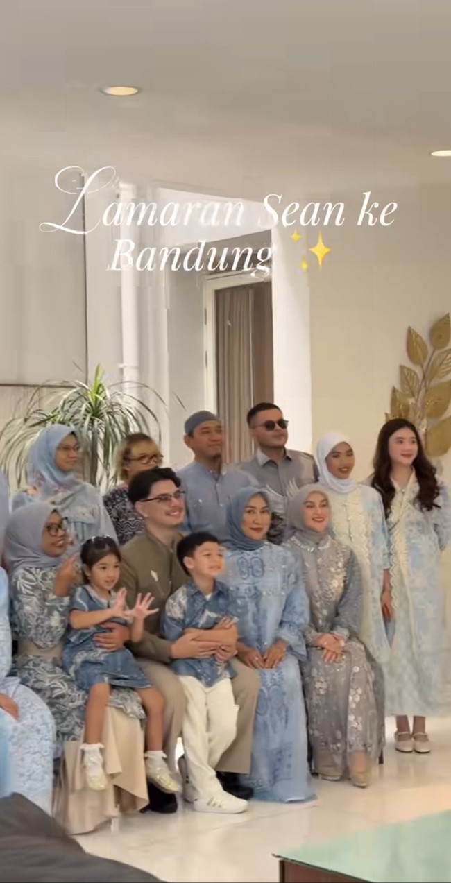 Irish dan keluarga tampil kompak dalam balutan busana bernuansa biru. Terlihat kedua anak sambung Irish juga turut hadir dan mengenakan busana senada seragam. Foto: Instagram/@_irishbella_