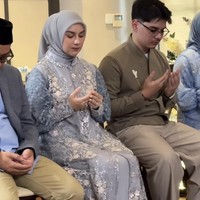 Duduk di sebelah adiknya, Irish terlihat megenakan dress panjang berwarna biru keabu-abuan. Dress tersebut dipercantik dengan motif floral. Foto: Instagram/@_irishbella_