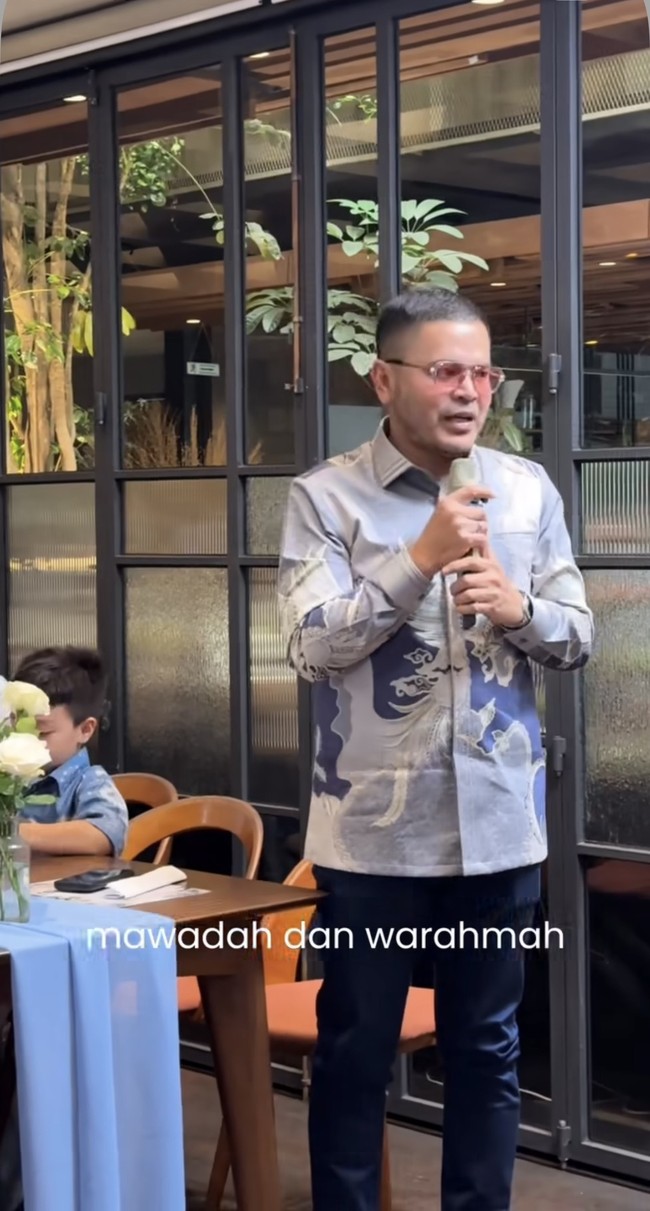 Bergaya couple dengan Irish, Haldy Sabri juga terlihat mengenakan kemeja batik dengan warna biru keabu-abuan. Kemeja tersebut dipadukan dengan celana panjang senada. Foto: Instagram/@_irishbella_