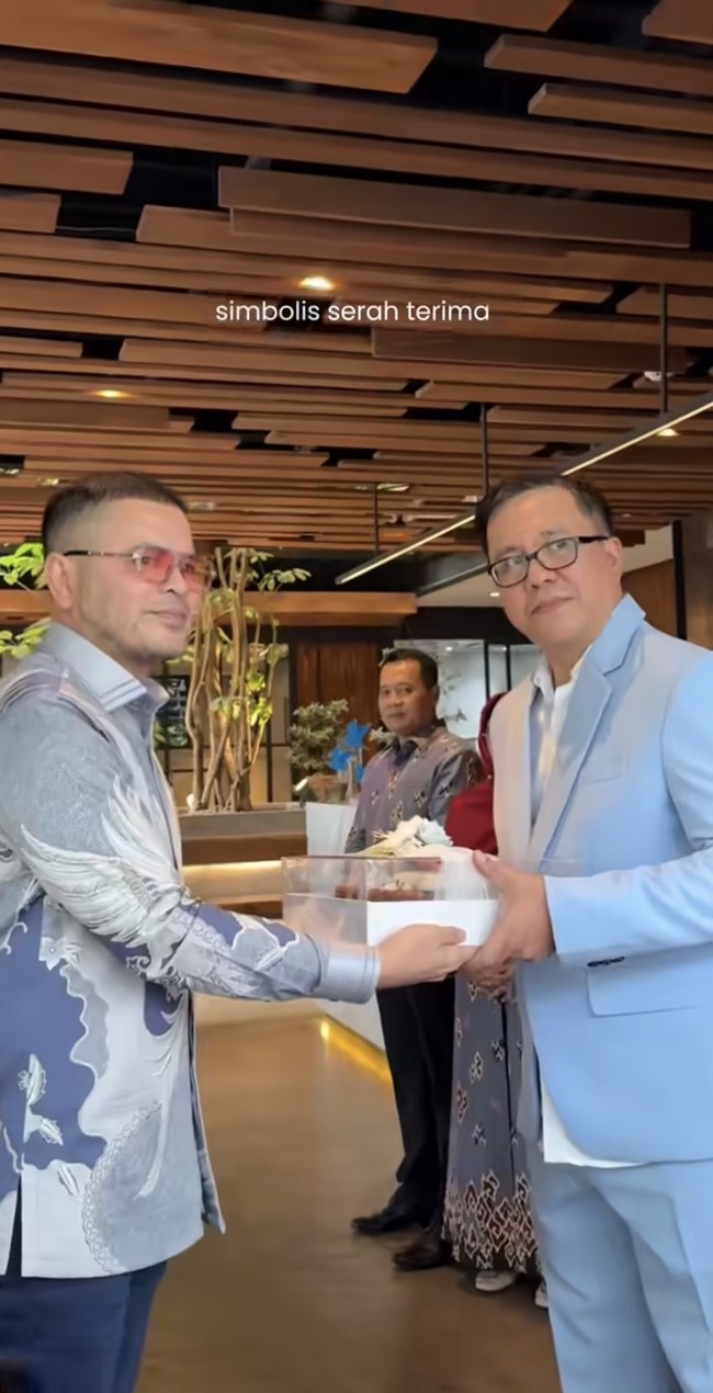 Haldy juga menjadi salah satu yang mewakilkan pemberian seserahan dari pihak laki-laki. Foto: Instagram/@_irishbella_