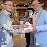 Haldy juga menjadi salah satu yang mewakilkan pemberian seserahan dari pihak laki-laki. Foto: Instagram/@_irishbella_