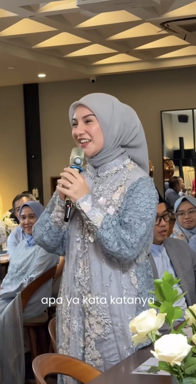 Irish tampil cantik dengan riasan natural yang flawless. Complexion ringan dipadukan dengan blush on lembut dan lipstik berwarna pink nude membuat penampilannya semakin fresh. Foto: Instagram/@_irishbella_