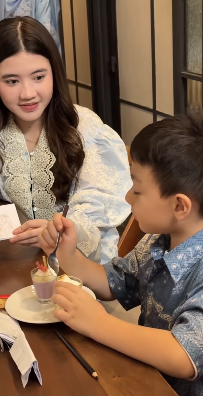 Terlihat anak-anak Irish yang juga tampak akur. Meski memiliki perbedaan usia yang cukup jauh, namun anak laki-laki Irish tampak akrab dengan kakak sambungnya. Foto: Instagram/@_irishbella_