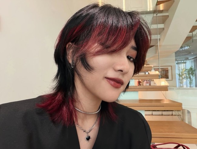 Isyana Sarasvati menjadi salah satu penyanyi yang kerap terlihat bergonta-ganti gaya rambut. Kali ini dirinya memilih tampil beda dengan memotong pendek rambutnya. Foto: Instagram/@isyanasarasvati