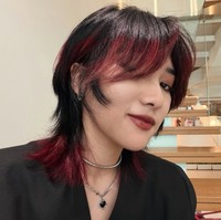 Isyana Sarasvati menjadi salah satu penyanyi yang kerap terlihat bergonta-ganti gaya rambut. Kali ini dirinya memilih tampil beda dengan memotong pendek rambutnya. Foto: Instagram/@isyanasarasvati