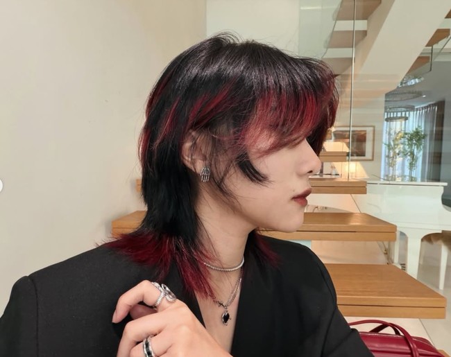 Rambut Isyana kini dipotong bertingkat atau berlayer. Bagian belakang rambut tampak sedikit lebih panjang dari bagian depan, menyerupai gaya mullet, namun dibuat lebih halus dan kekinian. Foto: Instagram/@isyanasarasvati