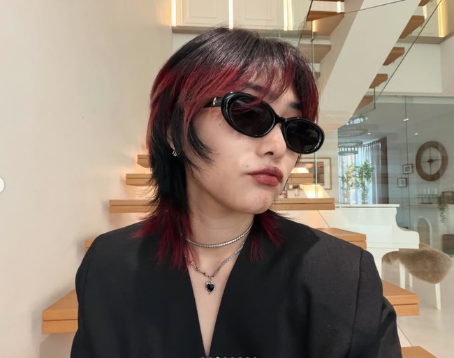 Isyana memilih poni dengan model curtain bangs yang memberi kesan manis sekaligus membantu membingkai bagian wajahnya. Foto: Instagram/@isyanasarasvati