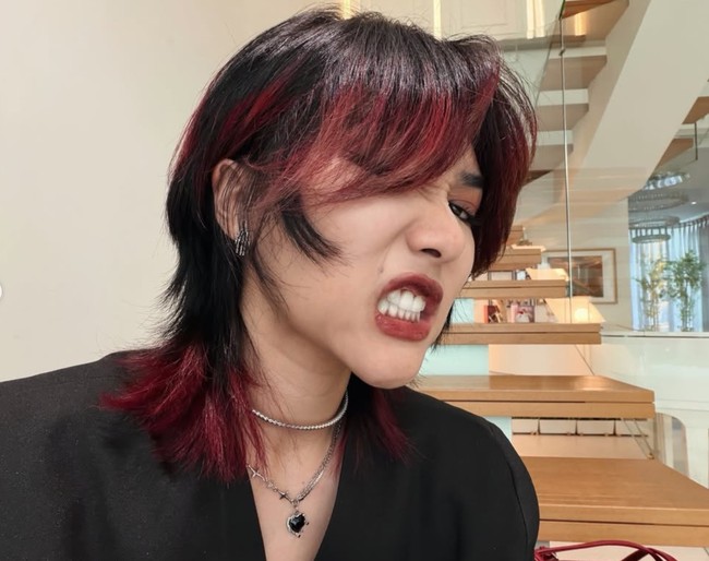 Tak hanya model potongan rambut, Isyana juga mengubah warna rambutnya. Warna dasar hitam dipadukan dengan sentuhan merah marun di bagian bawah dan ujung rambut, menciptakan tampilan yang berani namun tetap terlihat elegan. Foto: Instagram/@isyanasarasvati