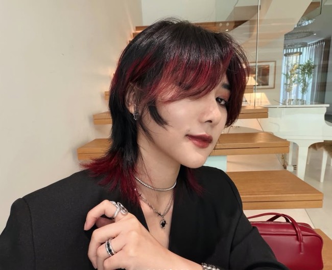 Gaya rambutnya itu tampak serasi dengan blazer hitam dan kalung silver 2 layer yang dikenakannya. Kalung tersebut juga memiliki liontin simpel warna hitam yang senada dengan busananya. Foto: Instagram/@isyanasarasvati