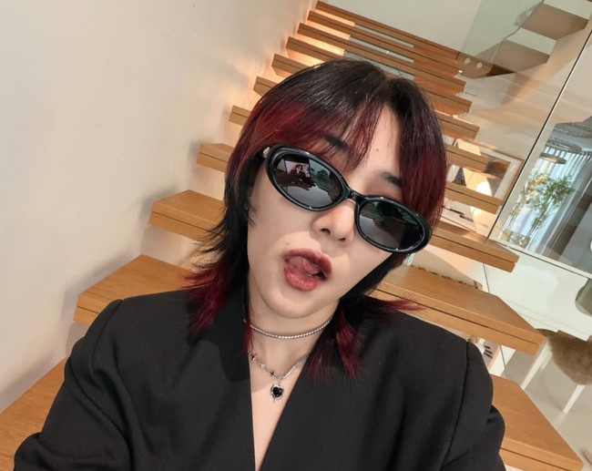 Gaya rambut baru Isyana itu menuai beragam komentar. Beberapa menyebut Isyana jadi terlihat ganteng. GANTENG BGTTTT?!?!?! tulis salah satu komentar. kok.. ganteng ya? komentar lain. Foto: Instagram/@isyanasarasvati