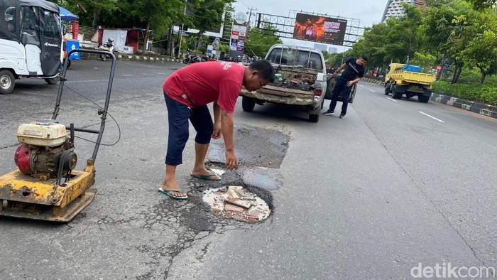 Lubang di Tengah Jalan AP Pettarani Makassar Ditambal