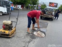Lubang di Tengah Jalan AP Pettarani Makassar Ditambal