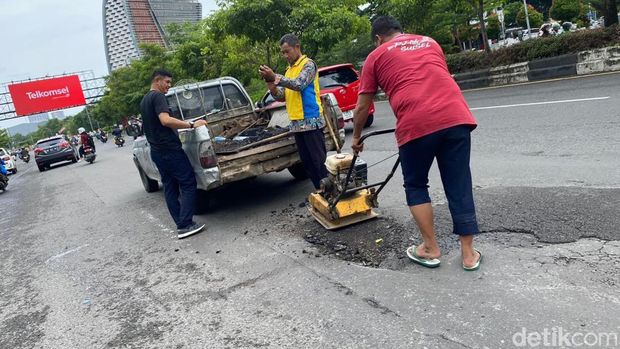 Jalan AP Pettarani Makassar yang rusak mulai ditambal.
