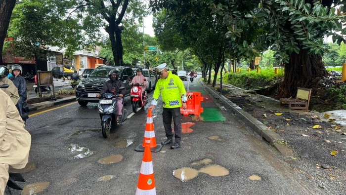 Jalan Berlubang di Depok Bikin Pemotor Jatuh, Polisi Pasang Traffic Cone