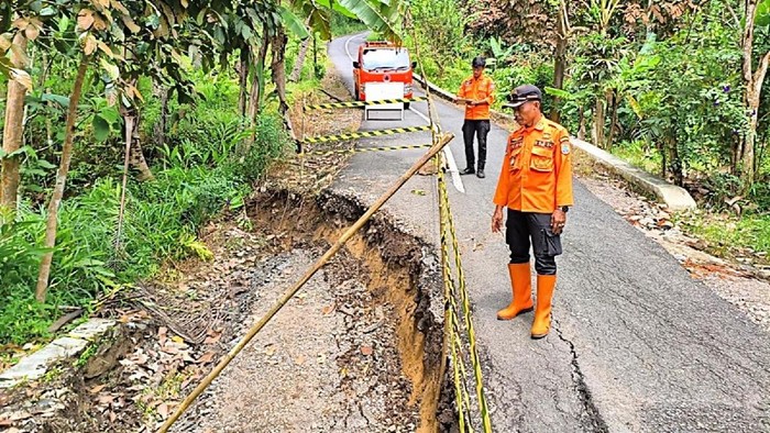 Jalan penghubung Tambaksari-Bangunharja di Kecamatan Tambaksari, Kabupaten Ciamis, ambles