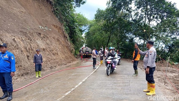 Jalur Magelang-Boyolali yang tertutup material longsor di Wonolelo, Sawangan, Magelang sudah bisa dilalui kembali, Rabu (21/1/2026).