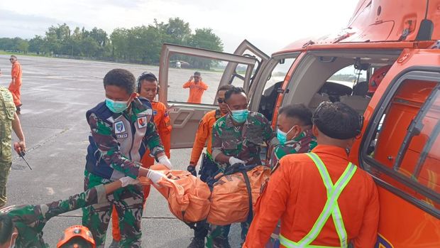 Jenazah korban pesawat ATR 42-500 Jenazah korban pesawat ATR 42-500 tiba di Lanud Sultan Hasanuddin, Makassar, Rabu (21/1/2026).