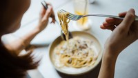 Jarang Disadari, 3 Kebiasaan Makan Seperti Ini Justru Buruk Bagi Lambung